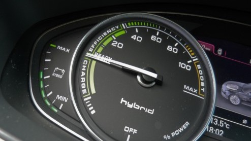 Nadat Lexus en Infiniti het kunstje hebben voorgedaan komt nu ook Audi met een hybride sedan. In tegenstelling tot de Japanners is bij de A6 Hybrid voor maximale efficintie geen zescilinder maar een