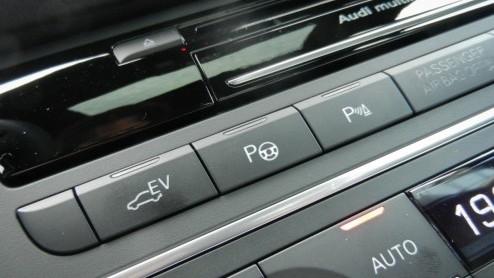 Nadat Lexus en Infiniti het kunstje hebben voorgedaan komt nu ook Audi met een hybride sedan. In tegenstelling tot de Japanners is bij de A6 Hybrid voor maximale efficintie geen zescilinder maar een