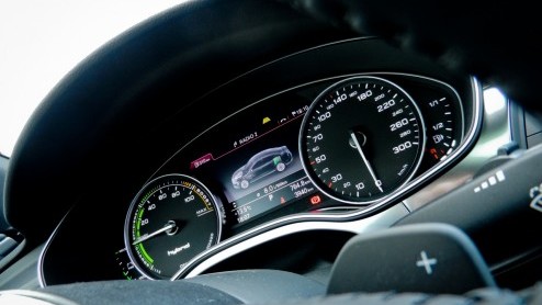 Nadat Lexus en Infiniti het kunstje hebben voorgedaan komt nu ook Audi met een hybride sedan. In tegenstelling tot de Japanners is bij de A6 Hybrid voor maximale efficintie geen zescilinder maar een