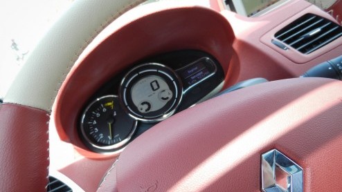 Als het weer eens echt zomer is moet je het er gewoon van nemen. Renault stuurde ons daarom met alle plezier op pad in een Mgane Coup-Cabriolet Floride, de exclusief uitgevoerde cabrio met inklapb