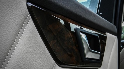Voor Mercedes-Benz is de Volvo XC60 de grootste concurrent van de GLK-Klasse, die onlangs fijntjes is bijgepunt. Hoewel ze in design volledig hun eigen weg bewandelen, zijn beiden zeer comfortgericht.