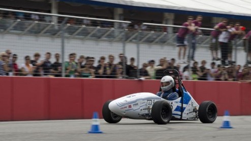 Het raceteam van de TU Delft schrijft wederom een belangrijke prijs op zijn naam. Na Silverstone wint DUT Racing nu ook de Formula Student Germany op Hockenheim. En wel met een elektrisch aangedreven 