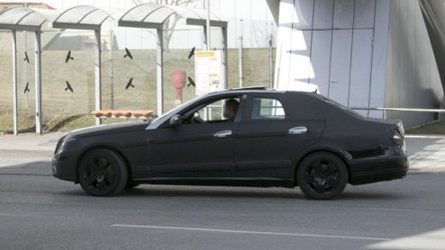 De introductie van de nieuwe Mercedes-Benz E-klasse staat weliswaar voor 2009 gepland, maar ondertussen rijdt de opvolger van de populaire zakensedan al in het geniep zijn rondes. Hoewel we nog niet v