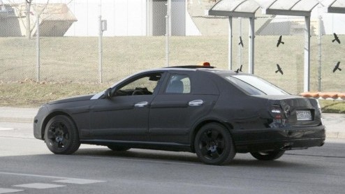 De introductie van de nieuwe Mercedes-Benz E-klasse staat weliswaar voor 2009 gepland, maar ondertussen rijdt de opvolger van de populaire zakensedan al in het geniep zijn rondes. Hoewel we nog niet v