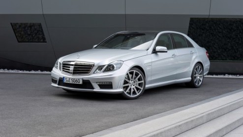 Met de op stapel staande facelift van de Mercedes-Benz E-Klasse staat er voor de E 63 AMG een koerswijziging gepland. Die behoudt weliswaar zijn 5.5 liter V8 maar krijgt - als de geruchten kloppen - 4