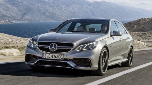 Mercedes-Benz heeft meer informatie naar buiten gebracht omtrent de vernieuwde E63 AMG. Het topmodel is krachtiger dan voorheen, kan met 4Matic permanente vierwielaandrijving worden geleverd en als ke