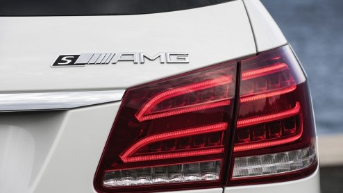 Mercedes-Benz heeft meer informatie naar buiten gebracht omtrent de vernieuwde E63 AMG. Het topmodel is krachtiger dan voorheen, kan met 4Matic permanente vierwielaandrijving worden geleverd en als ke