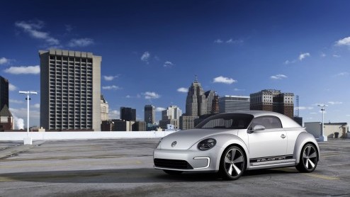 Traditiegetrouw pakt Volkswagen op vrijwel elke internationale autoshow uit. Zo ook in Detroit, met de E-Bugster. Een platgeslagen Beetle met volledig elektrische aandrijving.