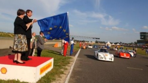 Start your engines! Gisteravond ging de 24e editie van de Shell Eco-marathon van start. Op het circuit van Nogaro in Frankrijk strijden 200 teams van scholieren en studenten - zonder rokend rubber en