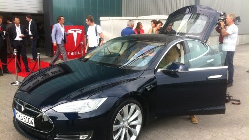 Vandaag is de assemblageplant van Tesla in Tilburg officieel geopend. Wij waren erbij en mochten tevens een kijkje nemen in de keuken. En daar deden we een wel heel bijzondere ontdekking.