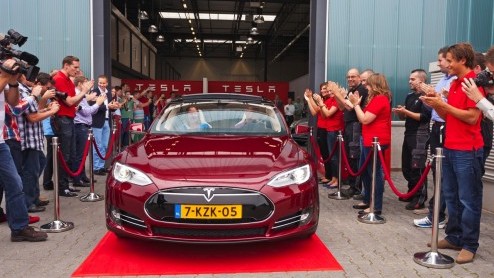 Vandaag is de assemblageplant van Tesla in Tilburg officieel geopend. Wij waren erbij en mochten tevens een kijkje nemen in de keuken. En daar deden we een wel heel bijzondere ontdekking.