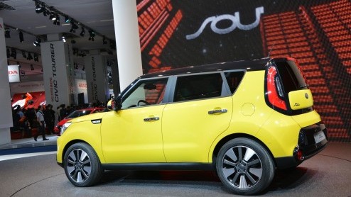Kia onthult de Niro als voorproefje van een nieuwe compact model in het gamma. Daarnaast staat de nieuwe Kia Soul in het licht, die in Nederland alleen elektrisch aangedreven zal zijn.