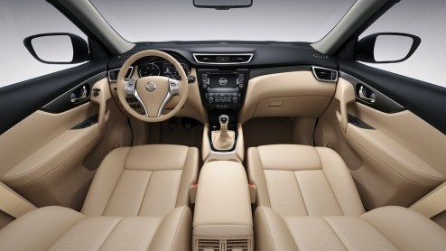 Nieuwe Nissan X-Trail komt in de zomer van 2014 op de markt als vijf- en zevenzitter. Positie in gamma tussen Qashqai en Murano. Meer crossover dan SUV.