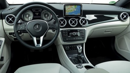 Aan de vooravond van Detroit mochten we 'm al even bezichtigen en zojuist hebben we er mee gereden: de Mercedes-Benz CLA.