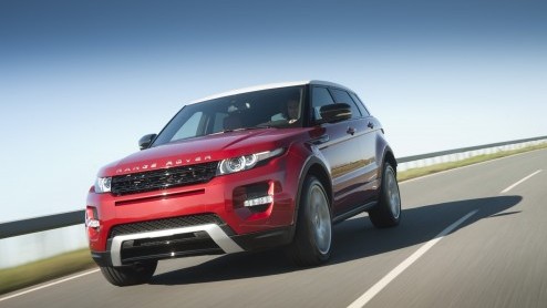 Land Rover heeft vandaag de prijzen bekendgemaakt van de nieuwe, compacte Range Rover Evoque. Hij blijkt iets lager uit te vallen dan gedacht: vanaf 42.900 euro staat hij  in de zomer  bij de dealer