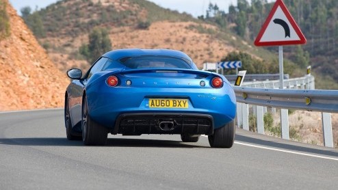 Wie in de markt is voor een lekkere sportauto denkt meestal niet aan Lotus. En dat is onterecht, want de Engelsen kunnen als geen ander lichtgewicht sporters bouwen. De Evora S koppelt - meer dan elke