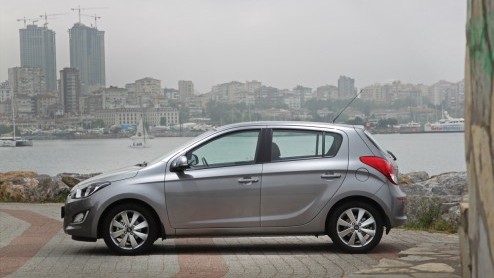Stilstand is achteruitgang. En daar houden ze bij Hyundai niet van. Daarom heeft de i20 na zon drienhalf jaar een opfrisser gekregen. Geeft dat de compacte Koreaan weer een duwtje in de rug?