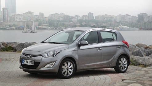 Stilstand is achteruitgang. En daar houden ze bij Hyundai niet van. Daarom heeft de i20 na zon drienhalf jaar een opfrisser gekregen. Geeft dat de compacte Koreaan weer een duwtje in de rug?