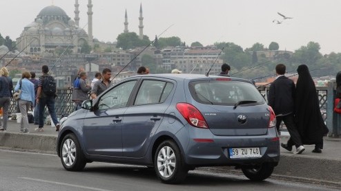 Stilstand is achteruitgang. En daar houden ze bij Hyundai niet van. Daarom heeft de i20 na zon drienhalf jaar een opfrisser gekregen. Geeft dat de compacte Koreaan weer een duwtje in de rug?