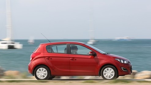 Stilstand is achteruitgang. En daar houden ze bij Hyundai niet van. Daarom heeft de i20 na zon drienhalf jaar een opfrisser gekregen. Geeft dat de compacte Koreaan weer een duwtje in de rug?