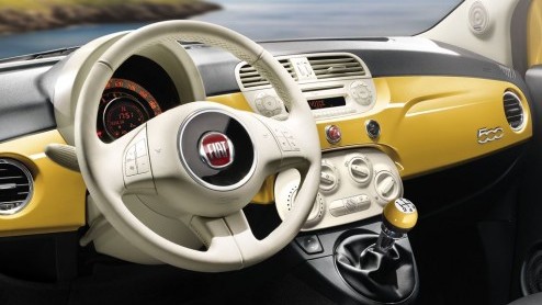 Fiat houdt de Fiat 500 springlevend en introduceert na vier jaar enkele nieuwe uitvoeringen en een nieuwe, kleine benzinemotor, de TwinAir 65. De turboloze versie van de tweecilinder staat tegen het e