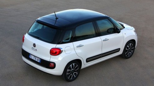 Hij komt er cht aan. De nieuwe Fiat 500L staat met de kerstdagen bij de dealer. In eerste instantie is de MPV er met een 1.4 benzine of 1.3 liter diesel. Later volgt de kleine TwinAir Turbo, die mag 