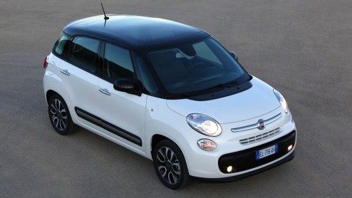 Hij komt er cht aan. De nieuwe Fiat 500L staat met de kerstdagen bij de dealer. In eerste instantie is de MPV er met een 1.4 benzine of 1.3 liter diesel. Later volgt de kleine TwinAir Turbo, die mag 