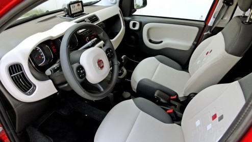 We hebben er even op moeten wachten, maar sinds lange tijd is de Fiat Panda weer verkrijgbaar met een automatische transmissie. In de nieuwe Panda neemt de uit de 500 bekende Dualogic-transmissie het