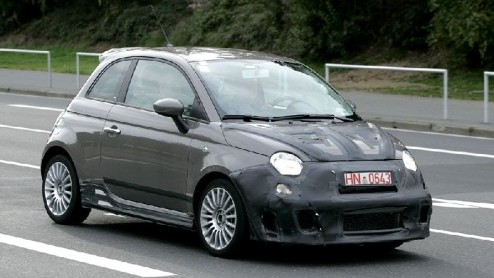 Is dit niet de Fiat 500 Abarth? Ja dat klopt, maar niet zomaar een. Dit is de Abarth SuperSport (SS), gespot op de Nrburgring. Dit keer dus geen 500 die door een tuner is onder handen genomen, maar e