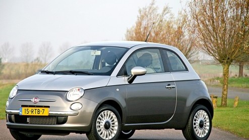 De opvolger van de succesvolle rood-witte Fiat 500 Bicolore I is de 500 Bicolore II, die zich onderscheidt door twee verschillende grijstinten.