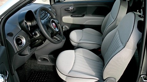 De opvolger van de succesvolle rood-witte Fiat 500 Bicolore I is de 500 Bicolore II, die zich onderscheidt door twee verschillende grijstinten.
