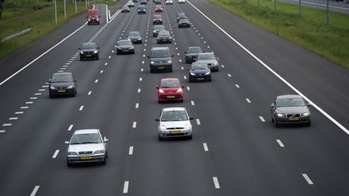 Weggebruikers stonden van mei tot en met augustus dit jaar 1,7 miljoen uur minder in de file dan in dezelfde periode vorig jaar. De filedruk nam met 3,5 procent af terwijl in deze periode meer verkeer