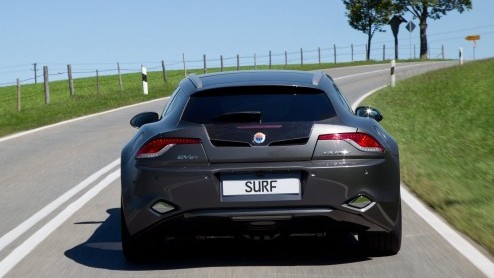 Fisker verrast in Frankfurt met de Surf, een hele vlotte stationwagon die ze zelf graag een shooting break noemen. Het merk maakt haast met dit tweede model en stuurt eind 2012 de eerste exemplaren de