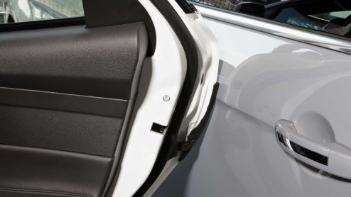 Iedereen kent het wel, die kleine deukjes en krasjes in je autodeur. Meestal gevolg van het iets te hard geopende deur van een ander. Heel irritant en vooral ook een onnodige kostenpost bij herstel. F