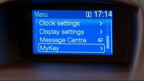 Met een opgefrist uiterlijk, een opgewaardeerd interieur en vier nieuwe driecilinder-motoren, kan de Ford Fiesta weer een flinke tijd mee.