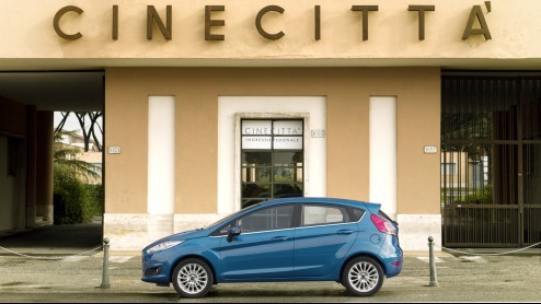 Met een opgefrist uiterlijk, een opgewaardeerd interieur en vier nieuwe driecilinder-motoren, kan de Ford Fiesta weer een flinke tijd mee.