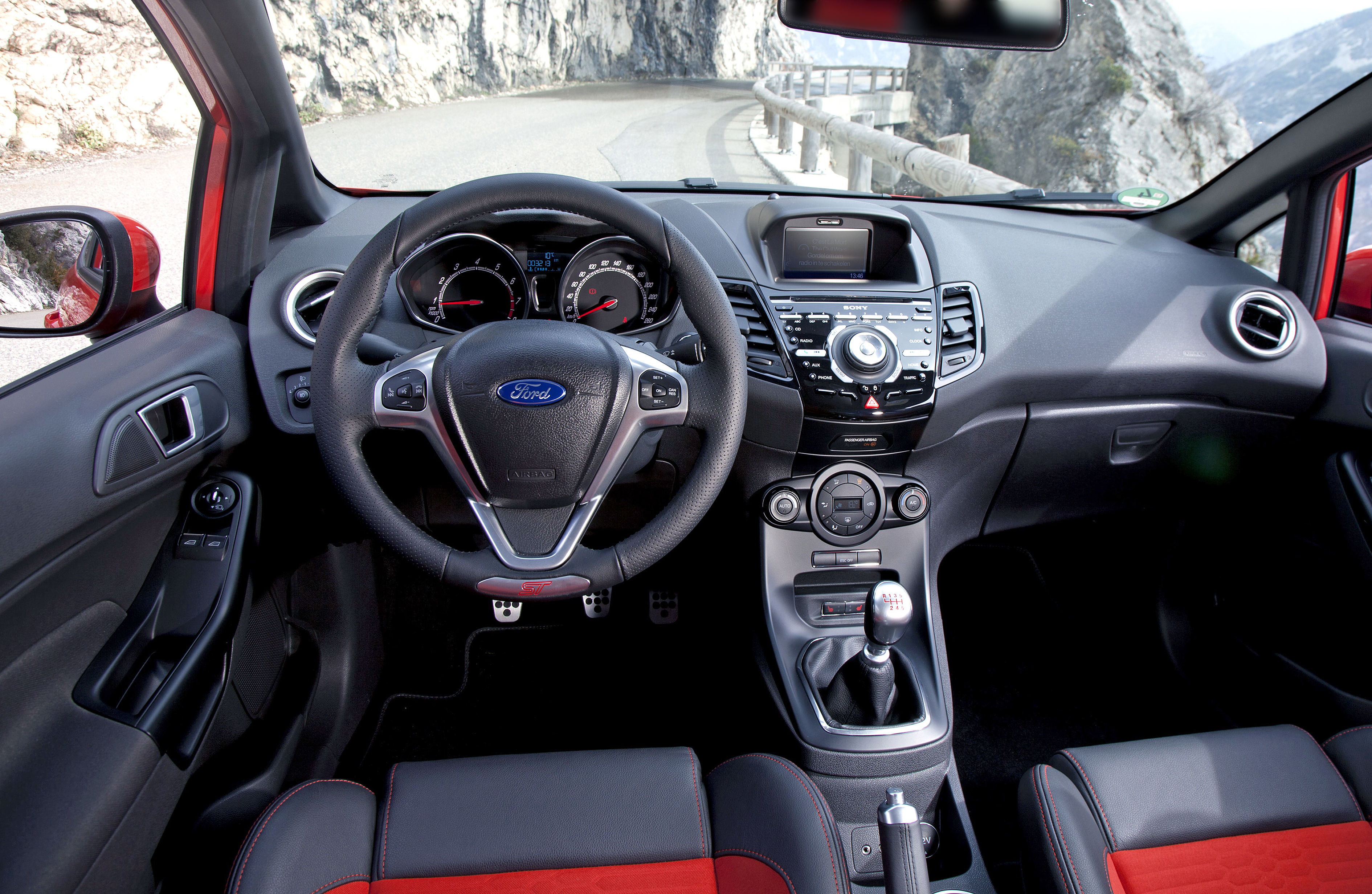 De ST-modellen van Ford lijken een schot in de roos. De Focus ST is in de eerste 3 maanden van dit jaar nog altijd de bestverkochte hot hatch van Europa en ook de Fiesta ST maakt een vliegende start.