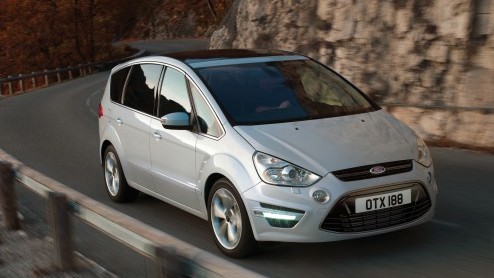 Ford stuurt de S-MAX en Mondeo met 2.0 Ecoboost en handgeschakelde zesbak naar de dealers toe. Door de 203 of 240 pk sterke turbomotor ook met een handbak aan te bieden is het duo nog rapper. En iets 