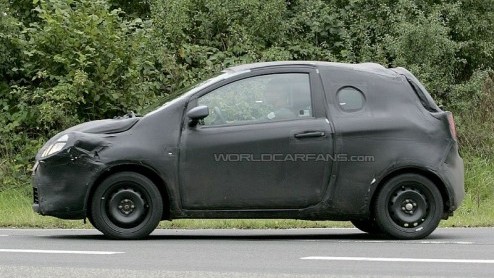 Terwijl de Fiat 500 al zeer succesvol is ontvangen en niet is aan te slepen, wordt zijn technische evenknie nog gespot in diepe camouflage. Ondanks de vermomming kunnen we zien dat de Kinetic-designta