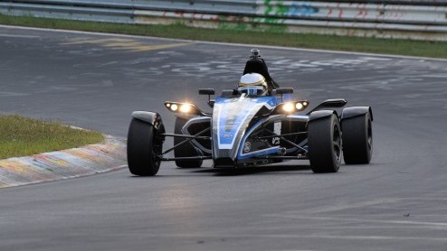 Wat kun je allemaal doen met een 1.0 liter Ecoboost van Ford? Nou, de driecilinder opvoeren naar 205 pk, een race-auto eromheen bouwen en dan een rondje over de Nrburgring doen, bijvoorbeeld. Wat lev
