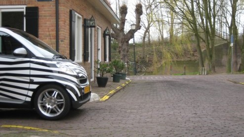 Er zijn van die autos waar je helemaal lyrisch van bent, of juist totaal niet bekoren kan. De smart fortwo is daar n van. Zijn compacte afmetingen en kekke interieur maken m eigenzinnig en praktis