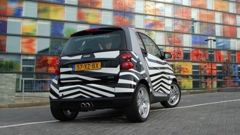 Er zijn van die autos waar je helemaal lyrisch van bent, of juist totaal niet bekoren kan. De smart fortwo is daar n van. Zijn compacte afmetingen en kekke interieur maken m eigenzinnig en praktis