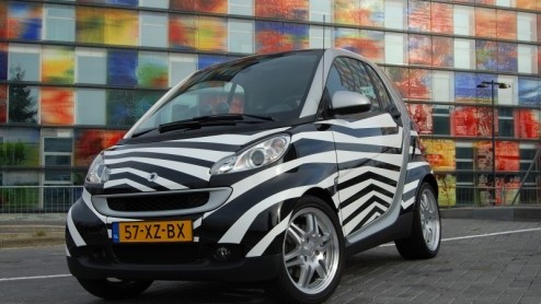 Er zijn van die autos waar je helemaal lyrisch van bent, of juist totaal niet bekoren kan. De smart fortwo is daar n van. Zijn compacte afmetingen en kekke interieur maken m eigenzinnig en praktis
