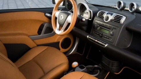Tijdens de 78e internationale Autosalon van Genve beleeft een speciale uitvoering van de succesvolle smart fortwo zijn mondiale premire. De smart edition limited two, die in een beperkte oplage van