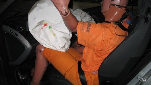 Wat smart al voorspelde bij de introductie van de nieuwe fortwo is nu bevestigd. EuroNCAP liet de fortwo een botsproef ondergaan, waarbij de kleine tweezitter vier sterren scoorde. Gezien het feit dat