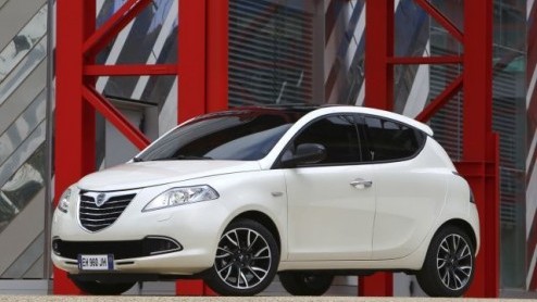 Na de eerste onthulling van de nieuwe Lancia Ypsilon heeft de importeur nu alle details op een rij vrijgegeven. De 'nieuwe parel' staat volgende maand al bij de dealer vanaf 15.000 euro met zeer zuini
