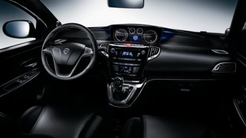 Na de eerste onthulling van de nieuwe Lancia Ypsilon heeft de importeur nu alle details op een rij vrijgegeven. De 'nieuwe parel' staat volgende maand al bij de dealer vanaf 15.000 euro met zeer zuini