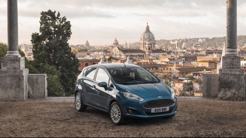 Met een opgefrist uiterlijk, een opgewaardeerd interieur en vier nieuwe driecilinder-motoren, kan de Ford Fiesta weer een flinke tijd mee.