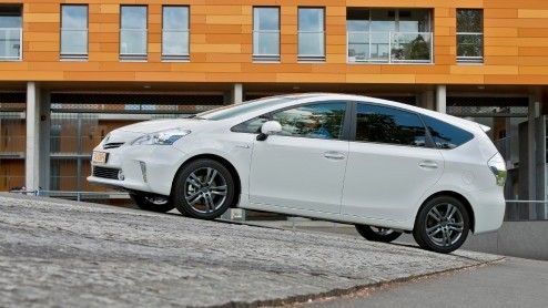 Vele (potentile) Prius-rijders zullen er van hebben gedroomd; een Prius met extra veel ruimte om met het hele gezin inclusief bagage er op uit te trekken. Tot voor kort moest de dealer nee (of een