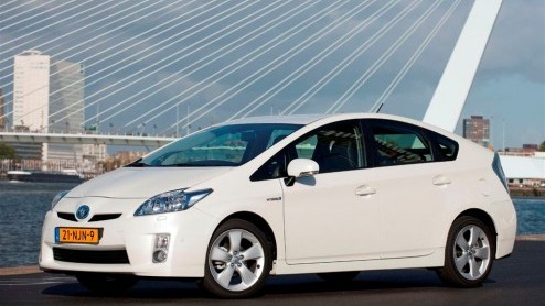 Toyota heeft de standaarduitrusting en de line-up van de Prius herzien. Zonder de vanafprijs te verhogen  25.990 euro - is de Prius nu uitgerust met navigatie en bluetooth.